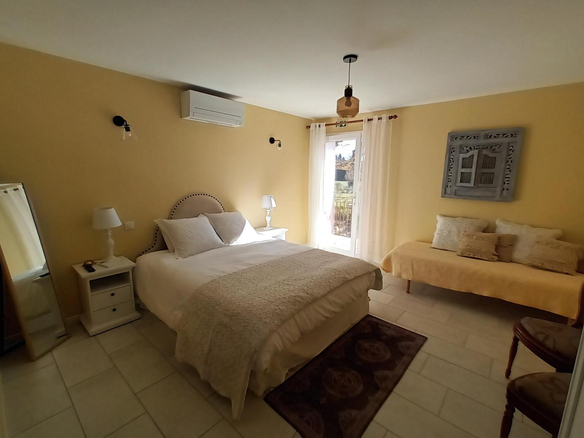Chambre Triple - Vue sur la Piscine
